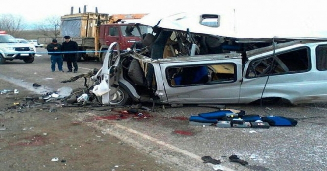 Dustaq aparan mikroavtobus qəzaya düşdü - Bakıda