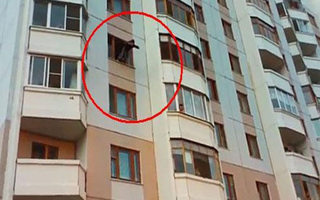 Bakıda 20 yaşlı qız binadan yıxıldı