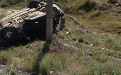 Qubada maşın dərəyə aşdı