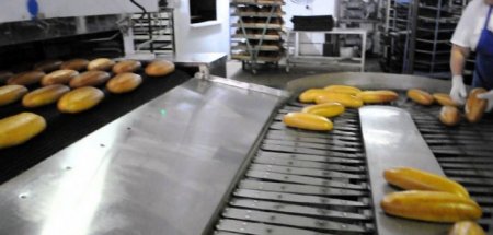 Çörək zavodunda dəhşət - Əsəbi zəiflər baxmasın! (Video)