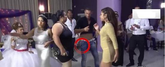 HƏRKƏS TOYU BİR KƏNARA QOYUB ONU İZLƏDİ - VİDEO