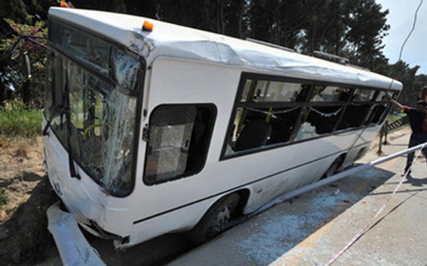 Gəncədə “07” avtobusla toqquşdu — Yaralılar var