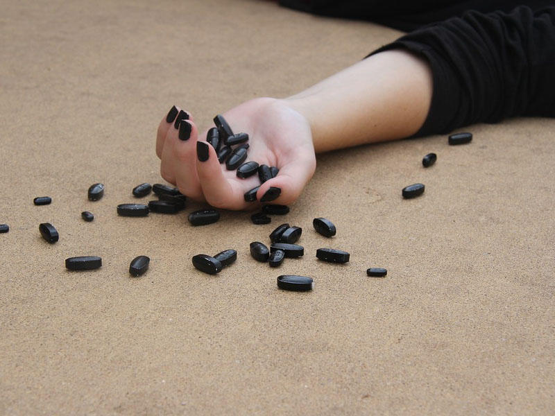 23 yaşlı qız özünü öldürdü