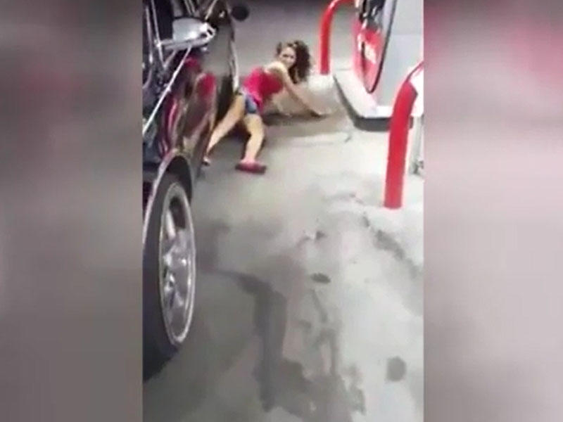 Sərxoş qızdan irgənc hərəkət- VİDEO