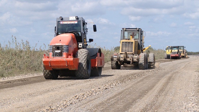 Sabirabadda 10 yaşayış məntəqəsini birləşdirən yol tikilir- FOTOLAR
