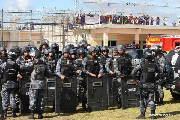 Həbsxanada qarşıdurma - Məhkumların başı kəsildi