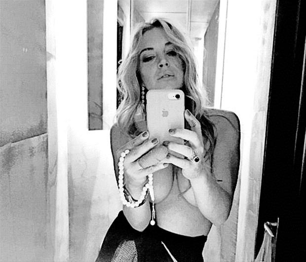 Türkiyədə barmağı qopan aktrisa soyundu - FOTO