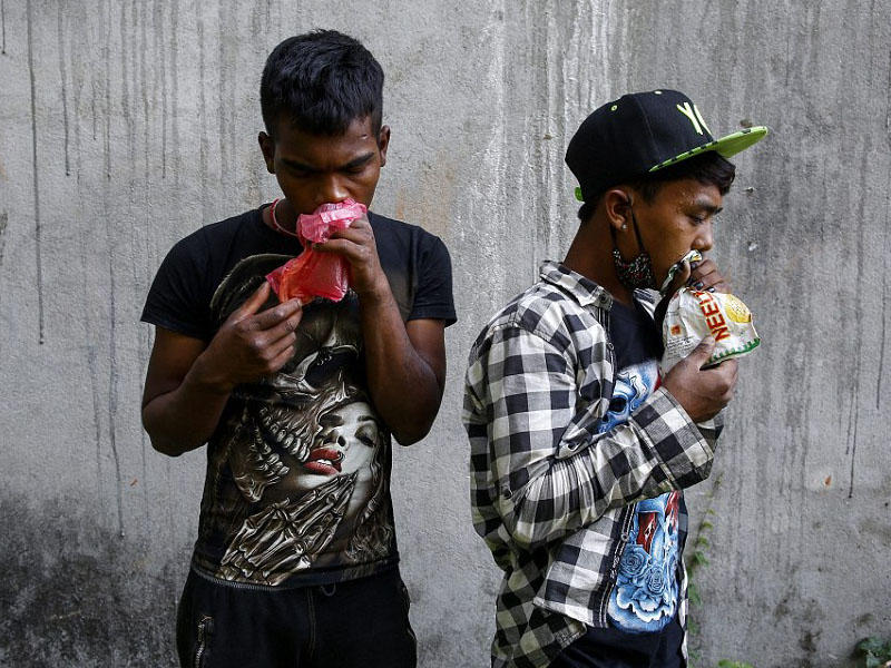 Yapışqan iyləyib şikəst qalan gənclər - FOTOLAR