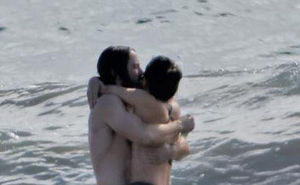 Tanınmış rejissordan çimərlikdə erotik hərəkətlər - FOTO