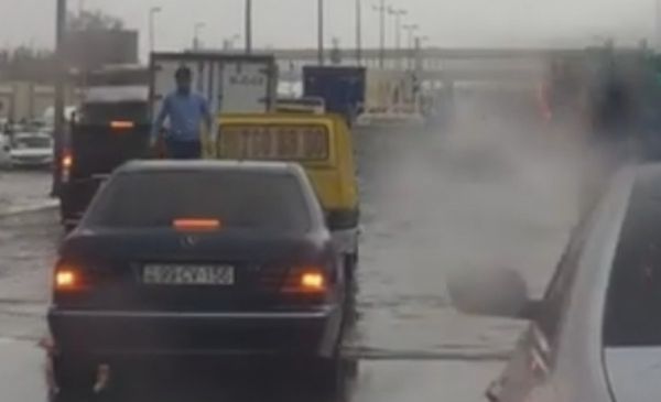 Bakıda suda qalan sürücüləri soymağa başladılar - VİDEO