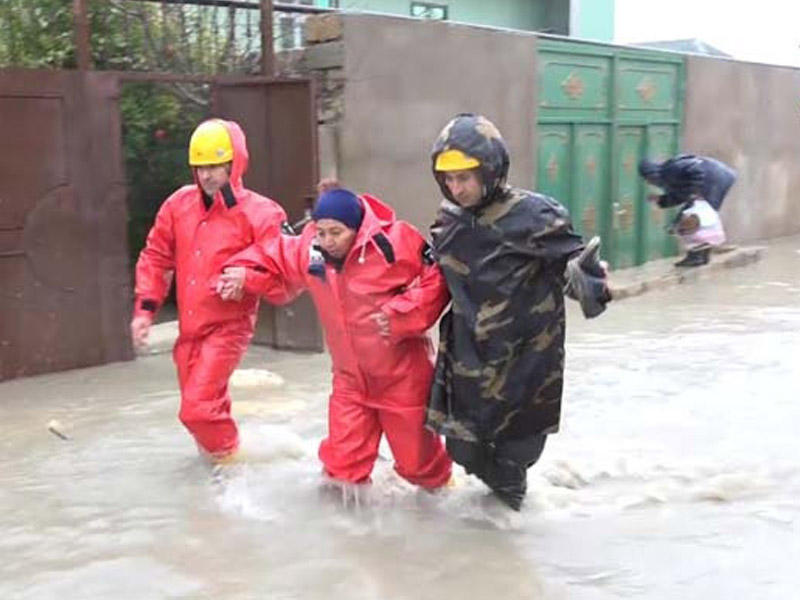 Bakıda FHN su basan ərazilərdən əhalini təxliyə edir - VİDEO
