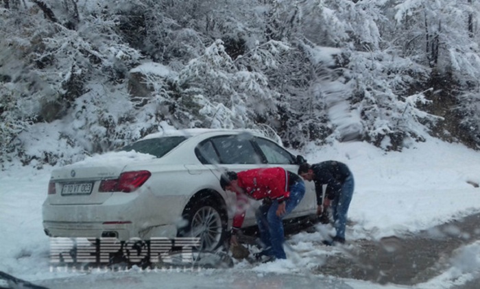 Qubada yağan qar yolları bağladı - VİDEO
