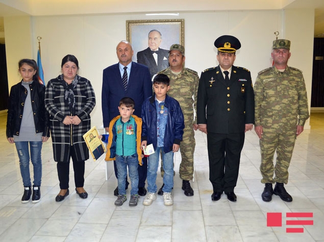 Şəhid hərbçinin medalı Mingəçevirdə oğluna təqdim olunub - FOTOLAR