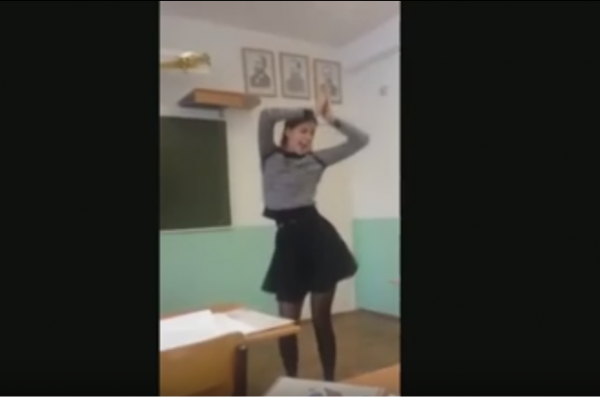 Dərs vaxtı elə rəqs etdi ki... - Bu video izləmə rekordu qırır - VİDEO