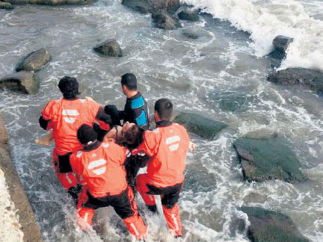 Bulvarda dənizə düşən məktəbli öldü