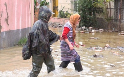Bakıda evləri su basdı: 77 nəfər təxliyə edildi - FOTOLAR