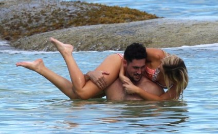 Hər kəsin gözü qarşısında öpüşüb qucaqlaşdılar - Fotolar