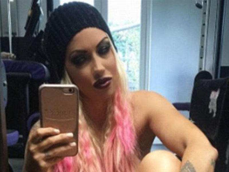 Teleaparıcı çılpaq fotolarını yaydı - FOTO