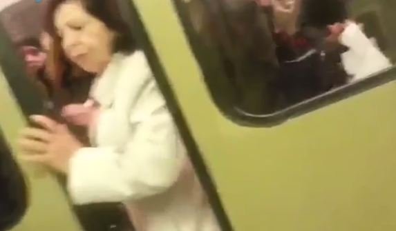 Bakı metrosunda PROBLEM: Sərnişinlər qapının arasında qaldı - VİDEO