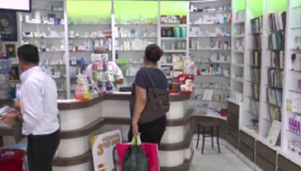 Əczaçıdan maraqli addım - Dərman alanlara kitab verir - VİDEO
