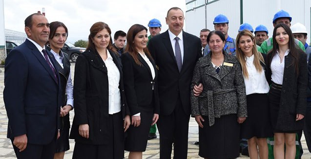 İlham Əliyev sakinlərlə bir arada - FOTOLAR