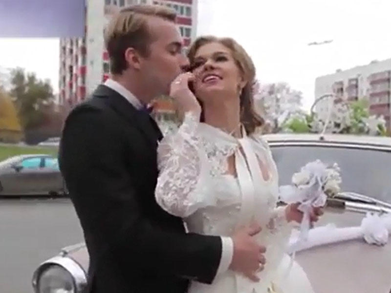 Gəlinin ətəyi avtomobilə ilişdi və ... - VİDEO