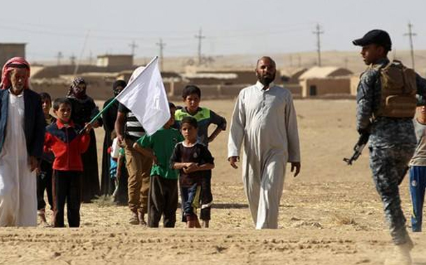 Mosuldan yeni xəbər var — Əlinə ağ bayraq alan şəhərdən qaçır (FOTOLAR)