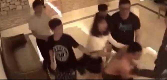 İş adamı oteldə cinsi əlaqə zamanı çıxardığı səslərə görə döyüldü (VİDEO)