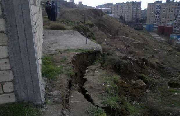 Yağmurlu hava ciddi fəsadlar yaradıb, evlər və məktəb təhlükədə – VİDEO