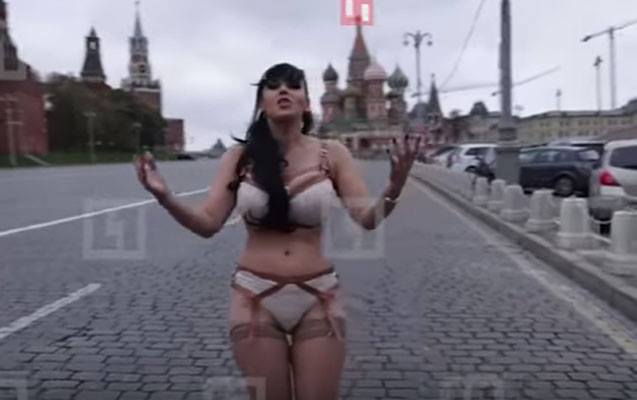 Müğənni Qırmızı meydanda soyundu - Putinə sevgisinə görə+Video