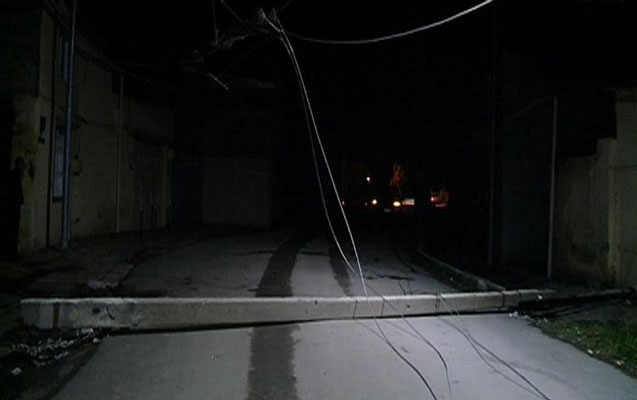 “KİA” dirəyi aşırdı - Yol bağlandı+Foto