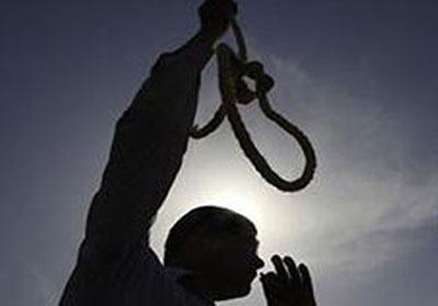 Qubada 48 yaşlı kişi özünü asıb