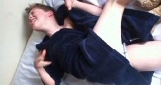 Bədəninə cin girən uşaq anasını bıçaqladı - VİDEO