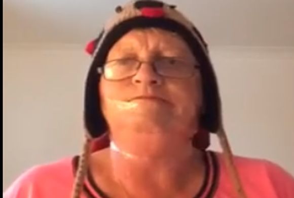 Bloger-nənə üzünə pomada çəkib “skotç”ladı – VİDEO