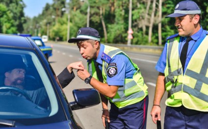 Yol polisi sərxoş sürücüdən üzr istədi