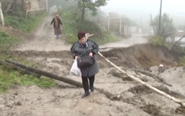 Sürüşmə sakinlər üçün ciddi təhlükə yaradıb - Video
