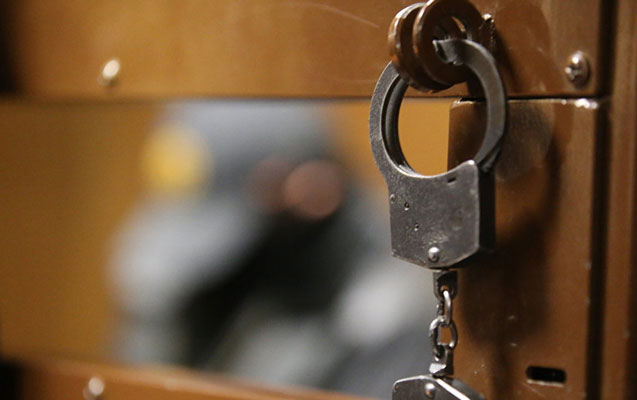 Ər-arvad məhkəmə zalında həbs edildi