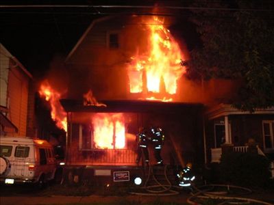 Kürdəmirdə 2 otaqlı ev yanıb