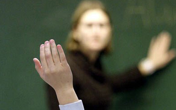 Şagirdi döyən müəllim və direktor işdən çıxarılıb — VİDEO