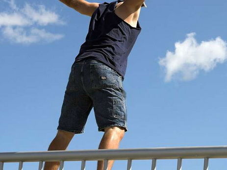 Bakıda qüllədən özünü atmaq istəyən şəxs xilas edilib