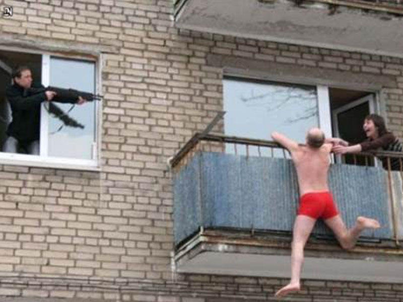 Məşuqəsinin əri gəlincə eyvandan sallansa da... - FOTO