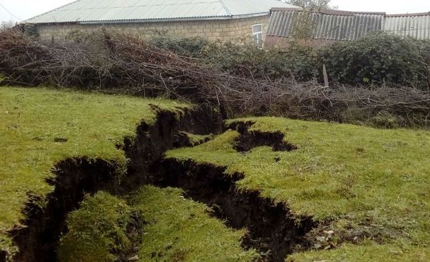 Torpaq sürüşməsi İsmayıllıda təhlükəli vəziyyət yaradıb – FOTO