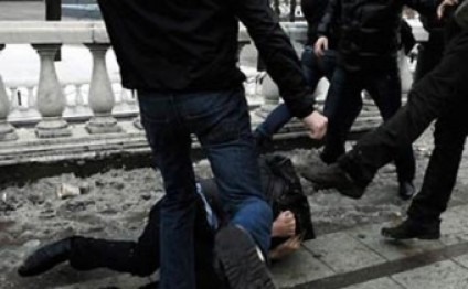 62 yaşlı kişini döyüb çənəsini sındırdılar