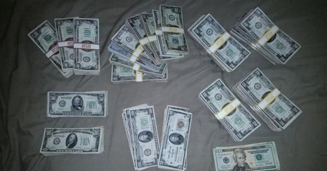 Təmir zamanı divardan bir milyon dollar çıxdı - FOTOLAR