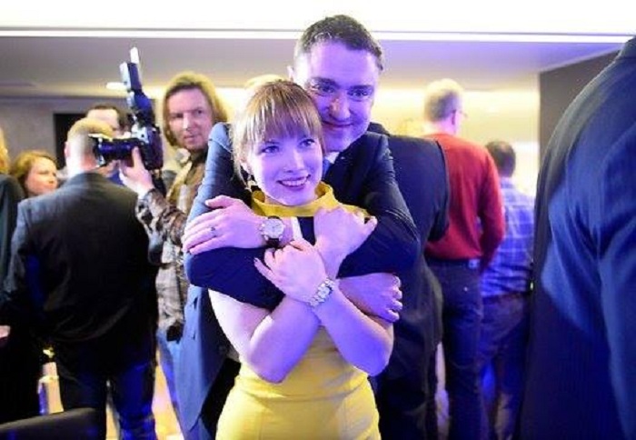 Baş nazir 29 yaşlı müğənni ilə evlənir - FOTOLAR