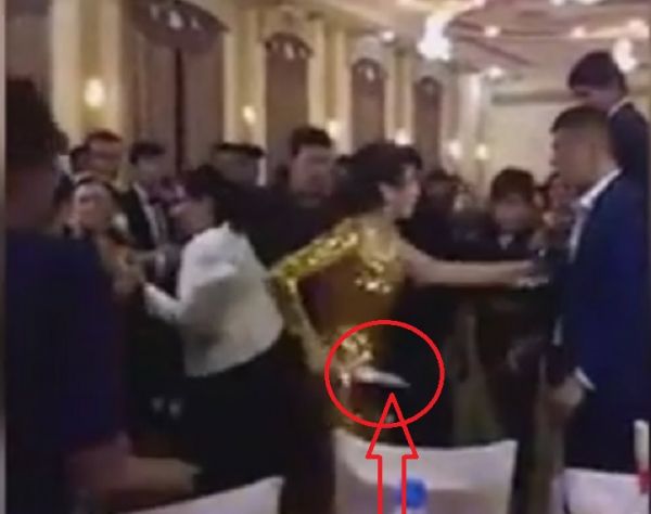 Qadın toya dava saldı, qonaqlardan birini bıçaqladı - DƏHŞƏTLİ GÖRÜNTÜLƏR - VİDEO