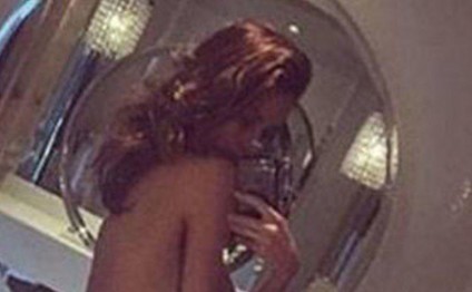 1 uşaq anası soyundu - FOTOLAR (18+)