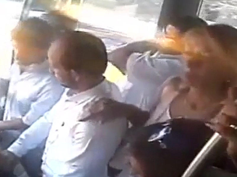 Avtobus sürücüsü sərnişini 