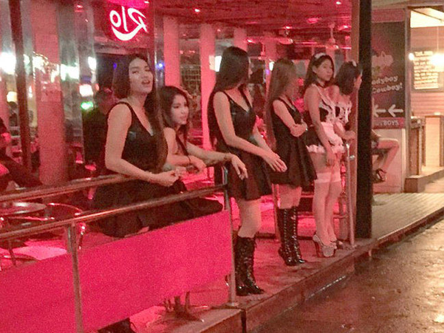 Əxlaqsız qadınlar matəm saxlayıb qara geyindilər - FOTOLAR