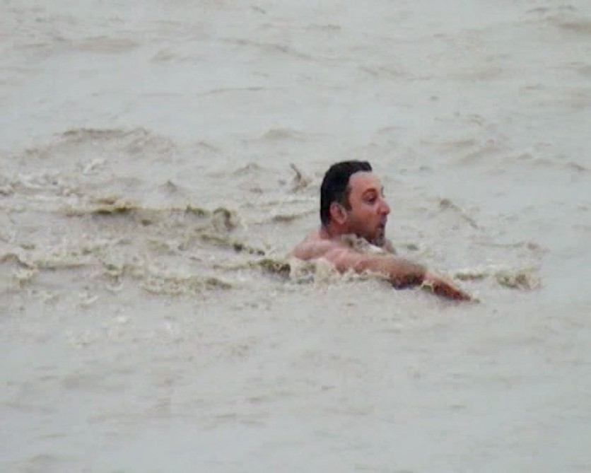 Neftçala sakininin qəribə adəti: soyuq günlərdə Kür çayında çimir